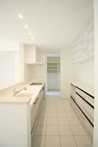 白を基調としたタイル床のキッチン キッチン 施工例ギャラリー ケイアイプレストは新築一戸建 土地販売の不動産会社 ケイアイスター不動産グループ
