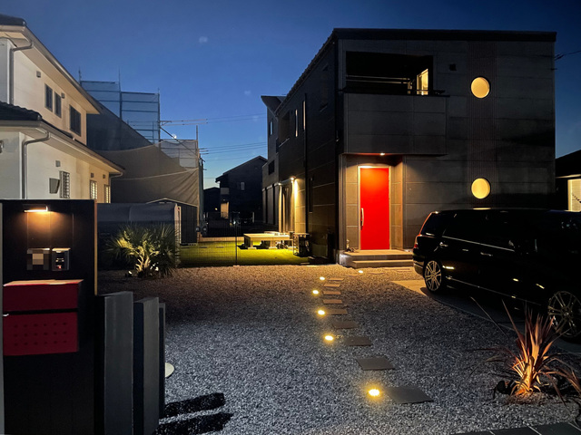 赤い玄関ドアと丸窓の家 夜の外観 外観 施工例ギャラリー ケイアイプレストは新築一戸建 土地販売の不動産会社 ケイアイスター不動産グループ